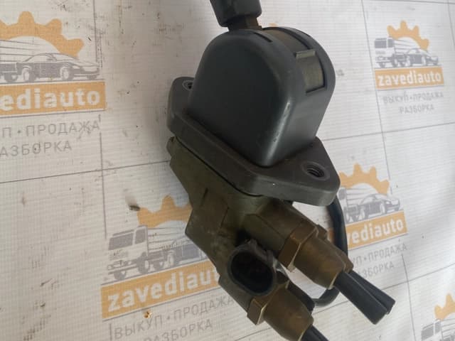 Кран ручного тормоза Ивеко Стралис с микровыключателем Knorr DPM90EY